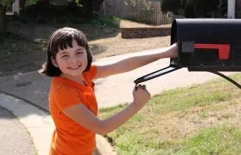 Kız posta kutusunu kontrol ediyor