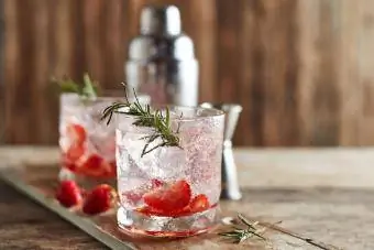 cocktail ya rosemary strawberry fizz