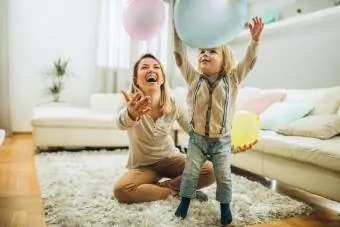 Balonlarla oynayan kadın ve çocuğu