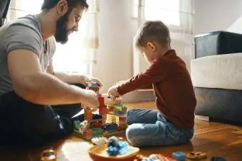 Padre e figlio costruiscono con i Lego