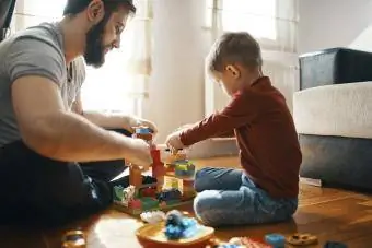 Baba ve oğul Legolarla bina yapıyor