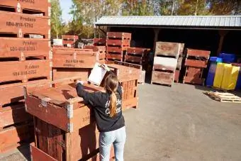 Záber na mladú ženu, ktorá pripravuje produkty na dodanie na farmu