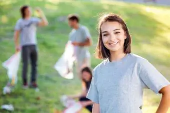 Teenager rydder op i en park