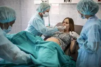 vrouw aan het bevallen