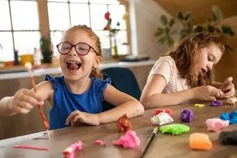 Zwei junge Mädchen spielen mit Knetmasse