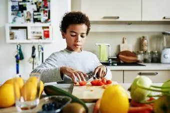 jeune garçon faisant la préparation des repas