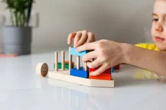 menino brincando com brinquedo quebra-cabeça