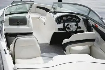 cockpit de barco com assentos de vinil branco