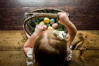 menina com cesta de ovos de Páscoa