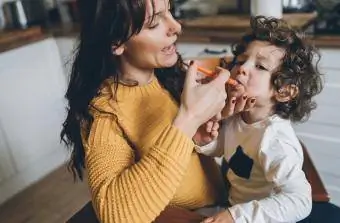 enfant en bas âge prenant des médicaments