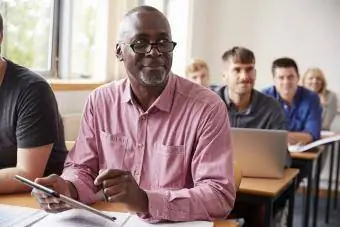 homme plus âgé apprenant en classe