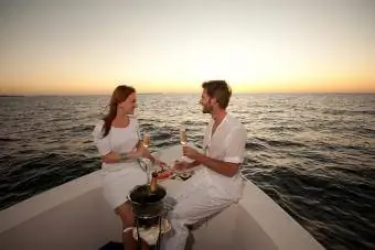 Pelayaran makan malam romantis
