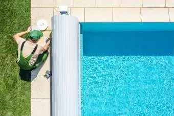 Mann arbeitet am Schwimmbad