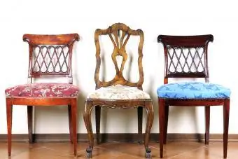 Trzy zabytkowe krzesła