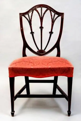 Джордж Хеплвайттың Джордж III стиліндегі қалқанды арқалық креслосы