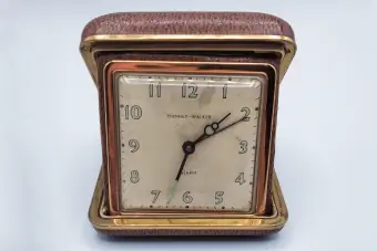 นาฬิกาปลุกเดินทางยุค 50 ของวินเทจ