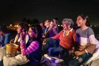 Malam filem luar berbilang generasi