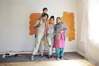 Ebeveynler, çocuk ve büyükanne boyama odası