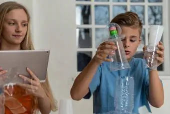 Fant in sestra ustvarjata s steklenicami in skodelicami