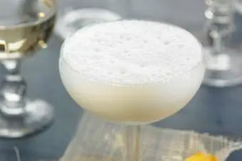 Martini sem laticínios com chocolate branco e amêndoa