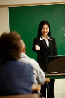 Bisakah Saya Mengajar Kelas Perguruan Tinggi dengan Gelar MBA