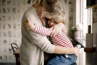 Mãe consolando seu filho