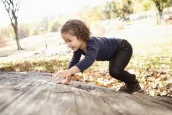 Gadis kecil memanjat batu