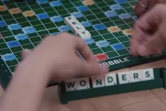 Orang yang bermain Scrabble - Penggunaan Editorial Getty
