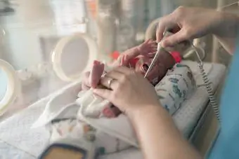 Foshnja e parakohshme në NICU në inkubatorin e tij