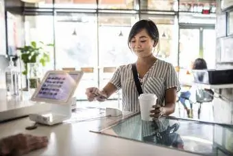 wanita membeli kopi