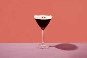 Espresso martini cocktaillasissa