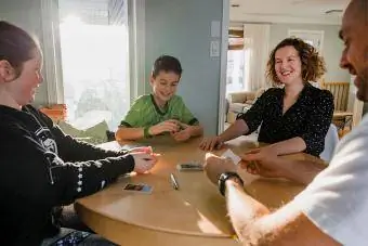 Família jogando um jogo de tabuleiro
