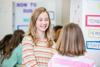 les enfants parlent à l'école