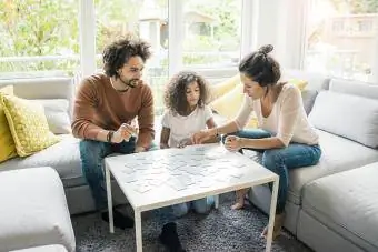 família jugant a un joc