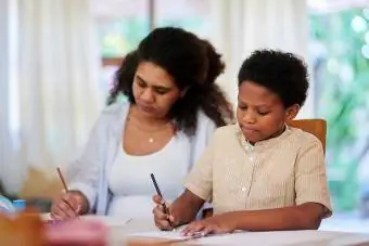 Mama și fiul scriind în jurnal