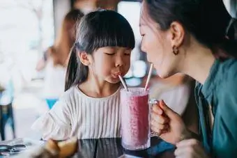 mãe e filho tomando smoothie