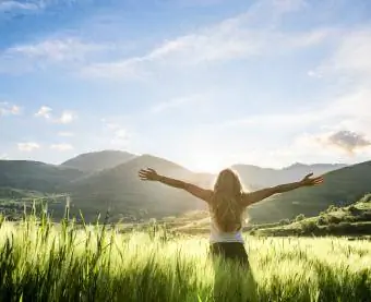 mujer en la naturaleza