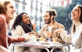 amigos tomando cafe