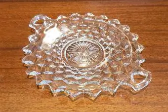 Stekleni krožnik z dvema ročajema v prozornem ameriškem vzorcu
