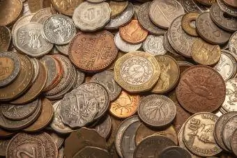 Collezione di monete, monete vecchie e nuove in tutto il mondo
