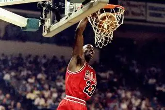 Michael Jordan 23 fra Chicago Bulls hopper slam dunk - Getty Editorial