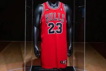 Sotheby's To Auction Michael Jordan Last Dance Jersey & Iconic Sports Memorabilia data-credit-caption-type=short data-credit-caption=Alexi Rosenfeld ntawm Getty Images data-credit-box-text=