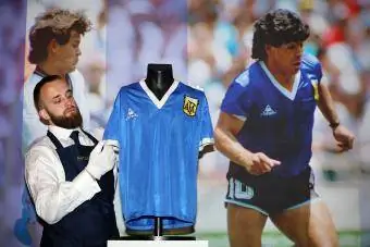 Diego Maradona lub tsho ncaws pob hnav thaum lub sijhawm xyoo 1986 World Cup quarter-final match tiv thaiv Askiv