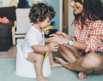 maman et son fils apprennent la propreté