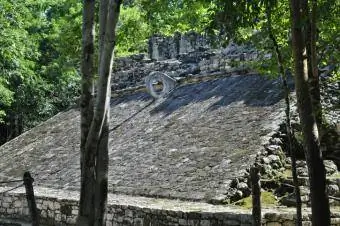 Lapangan bola Maya sekitar tahun 1400 SM