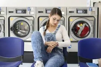 babaeng naghihintay sa laundromat