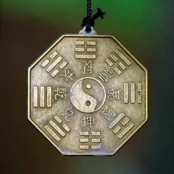Berühmtes chinesisches Zeichen Yin und Yang, umgeben von Trigrammen