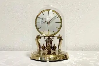 Jubiliejinis Kundo laikrodis su stikliniu kupolu