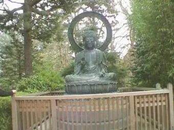 بودای آهنین خود را در باغ قرار دهید.