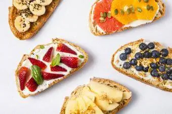 toast belegd met fruit